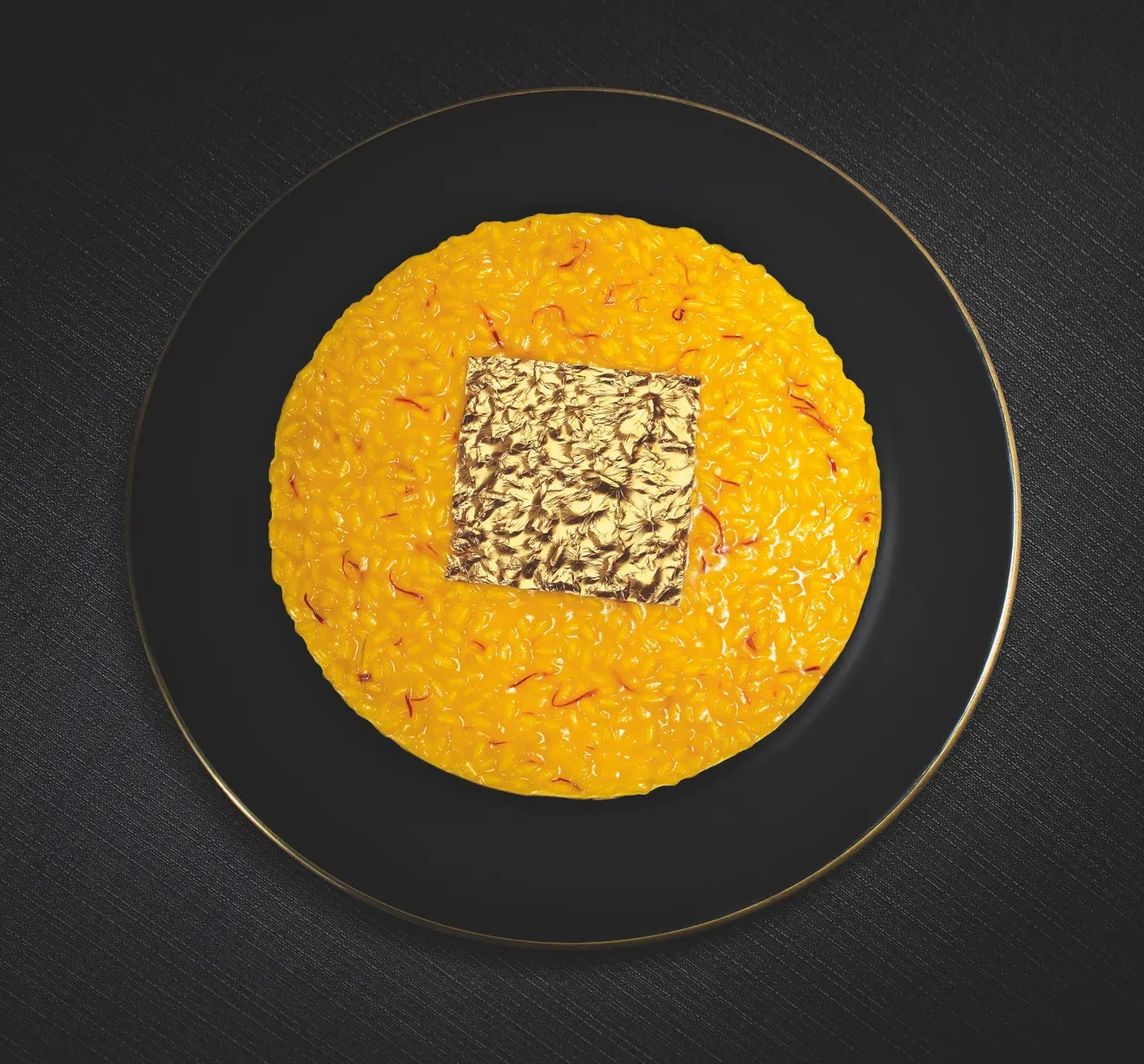 dolce cuore con petali oro alimentare