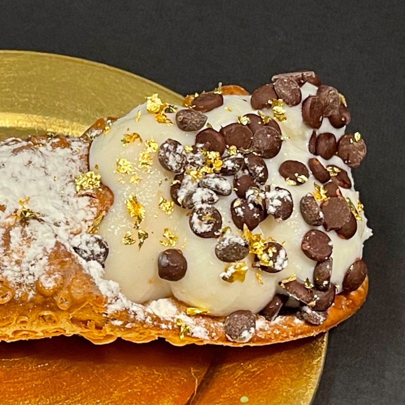 dolce cuore con petali oro alimentare